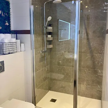 Nocleg ze śniadaniem Cannes City B&B 4*